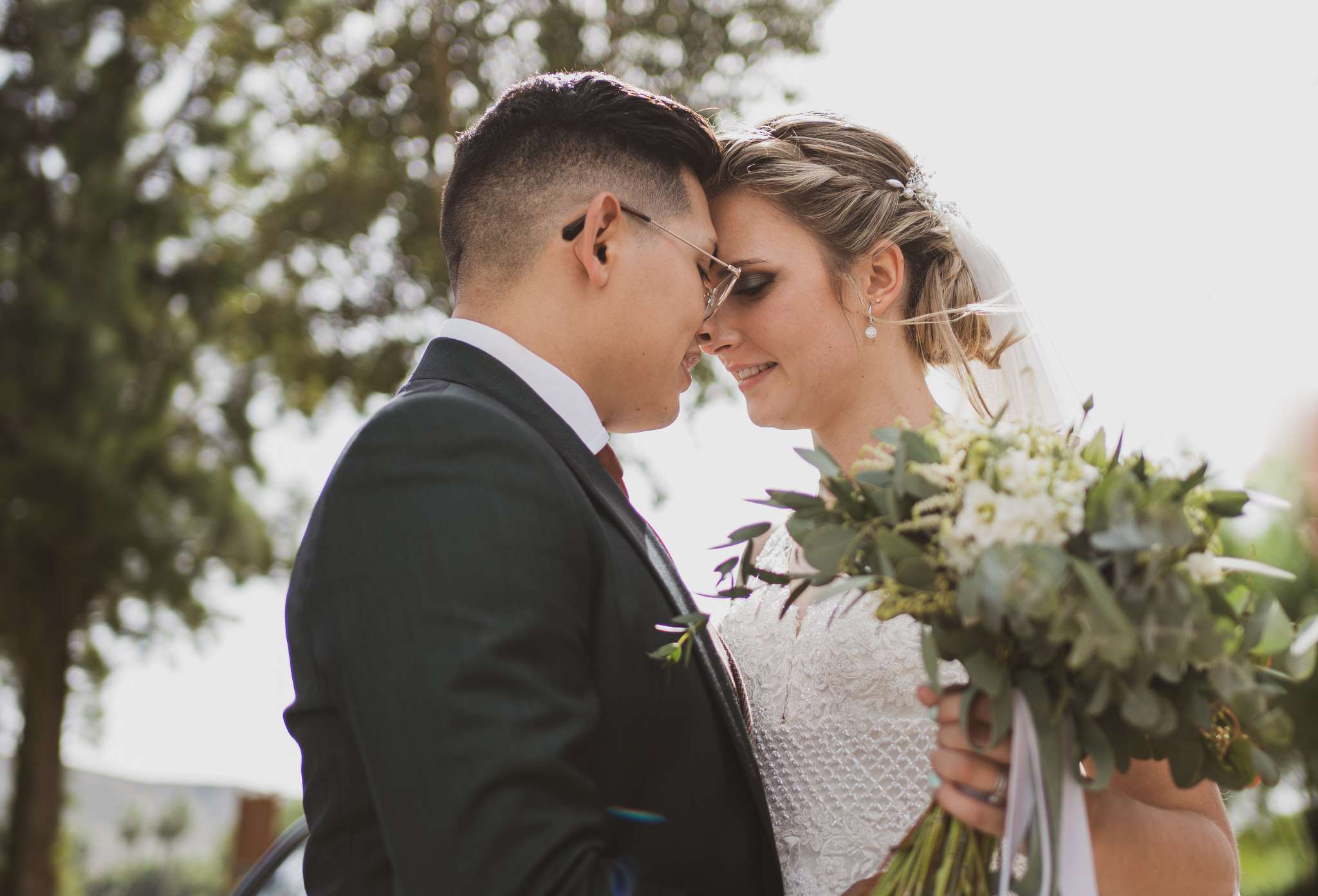 Pareja de novios compartiendo un momento íntimo